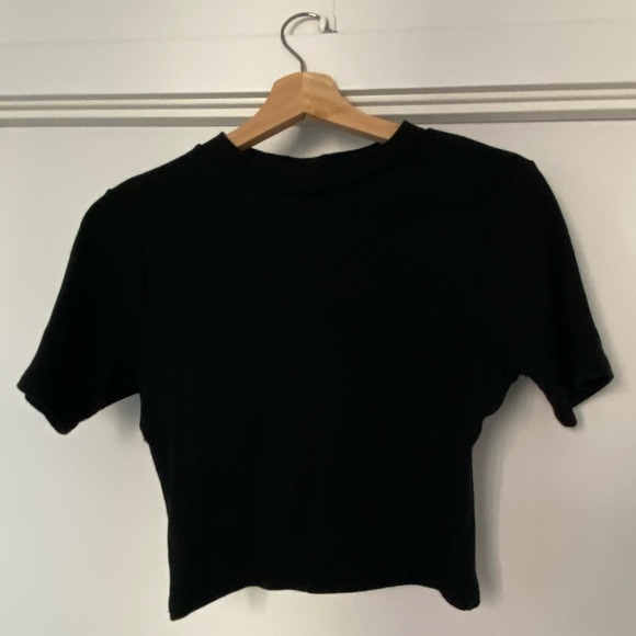 Ribbed solid croped tshirt with a cutout back - Picture 1 of 4